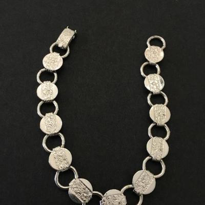 Beautiful vintage, Sarah Coventry brushed silver tone bracelet