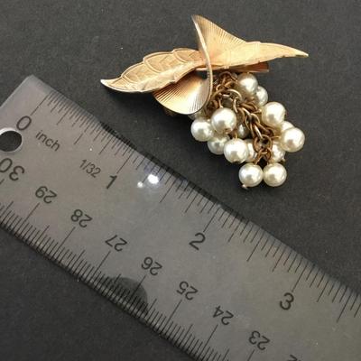 Vintage mid century, goldtone, brooch, grape cluster