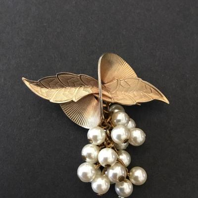 Vintage mid century, goldtone, brooch, grape cluster