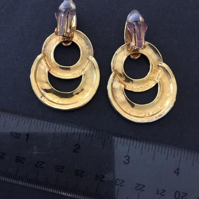 Beautiful vintage satin gold toned statement clip on earrings very beautiful very nice