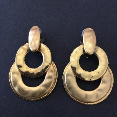 Beautiful vintage satin gold toned statement clip on earrings very beautiful very nice