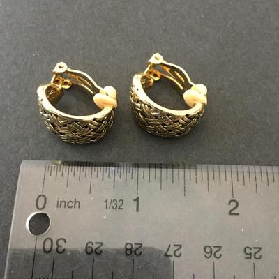 Beautiful vintage, gold, toned basket, weave hoop clip on earrings excellent condition