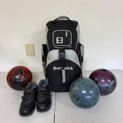 Brunswick Bowling Bag and Three Bowling Balls (G-BM)
