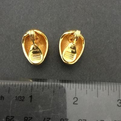 Very nice vintage Monet chunky gold toned clip on earrings. Excellent condition.