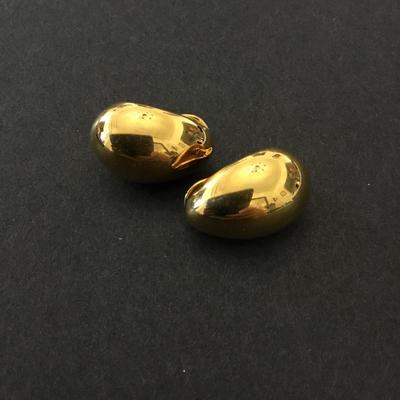 Very nice vintage Monet chunky gold toned clip on earrings. Excellent condition.