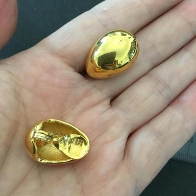 Very nice vintage Monet chunky gold toned clip on earrings. Excellent condition.