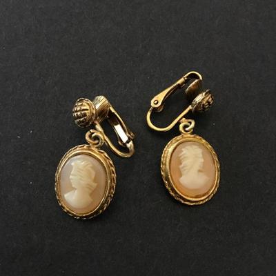Very nice gold toned, vintage shell cameo, dingle, earrings, clip on’s