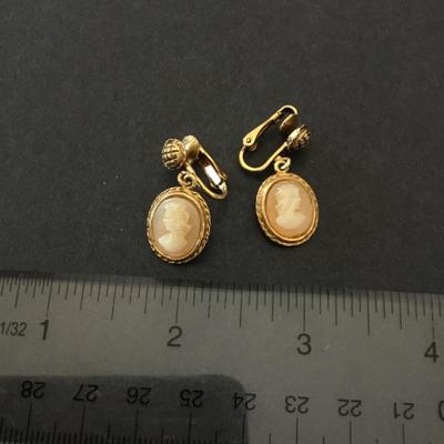 Very nice gold toned, vintage shell cameo, dingle, earrings, clip on’s