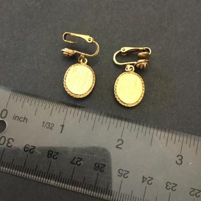 Very nice gold toned, vintage shell cameo, dingle, earrings, clip on’s