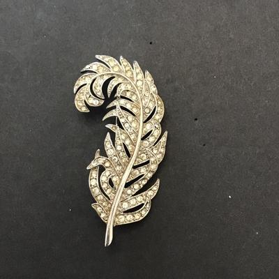 Vintage SilverTone feather brooch with rhinestones