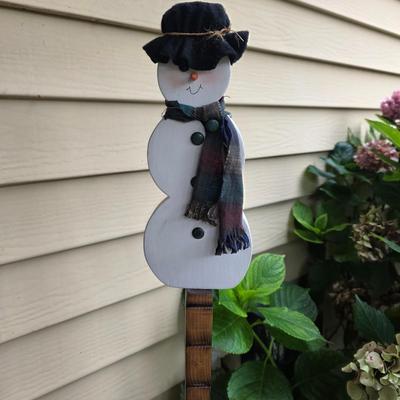 LOT 102S: Let It Snow! Adorable Wood Snowman Card Holder/Pole, Holiday Quilt Trivets, Magnets/Ornaments & More