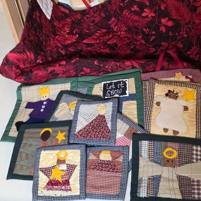 LOT 102S: Let It Snow! Adorable Wood Snowman Card Holder/Pole, Holiday Quilt Trivets, Magnets/Ornaments & More