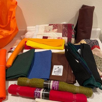 Bag of miscellaneous felt, and clothes