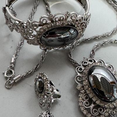 WHITING & DAVIS jewelry set - Necklace, earrings, cuff bracelet