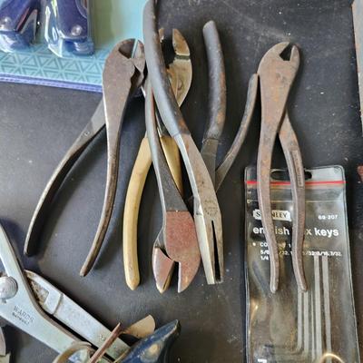 Craftsman Tool Box loaded with Tools as Pictured Blackhawk Craftsman Wiss Stanley Blue Ridge and Others