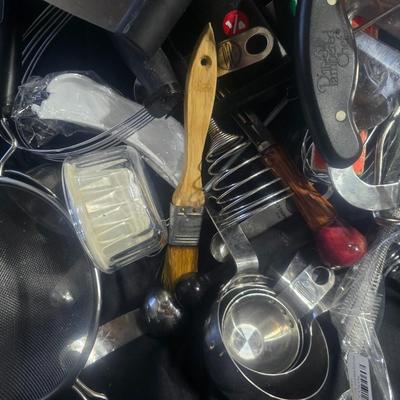A LARGE COLLECTION OF KITCHEN UTENSILS