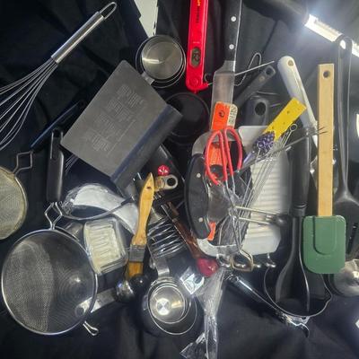 A LARGE COLLECTION OF KITCHEN UTENSILS