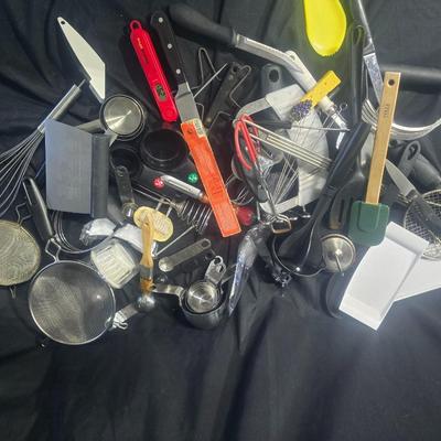 A LARGE COLLECTION OF KITCHEN UTENSILS