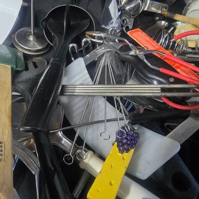 A LARGE COLLECTION OF KITCHEN UTENSILS