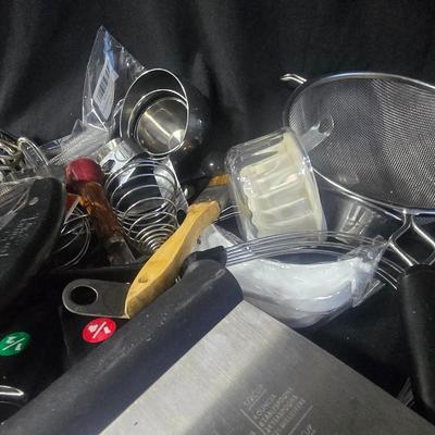A LARGE COLLECTION OF KITCHEN UTENSILS