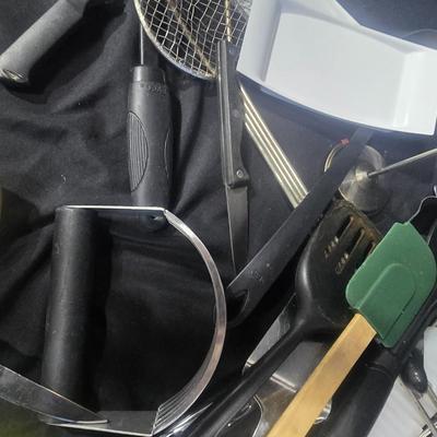 A LARGE COLLECTION OF KITCHEN UTENSILS