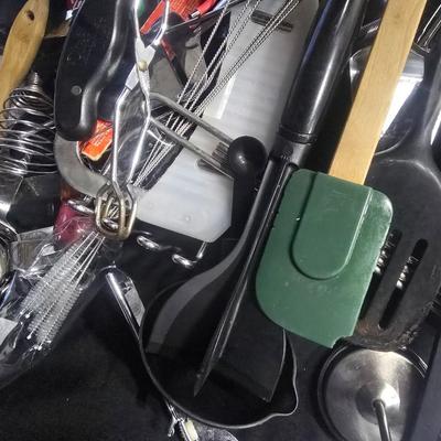 A LARGE COLLECTION OF KITCHEN UTENSILS