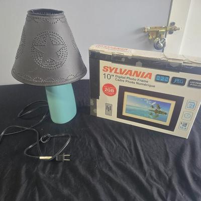 SYLVANIA 10" DIGITAL PHOTO FRAME AND A SMALL LAMP