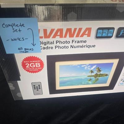 SYLVANIA 10" DIGITAL PHOTO FRAME AND A SMALL LAMP