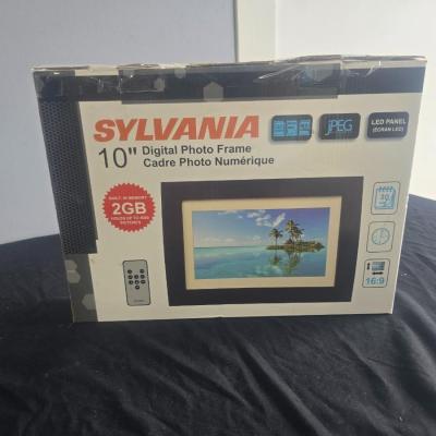 SYLVANIA 10" DIGITAL PHOTO FRAME AND A SMALL LAMP