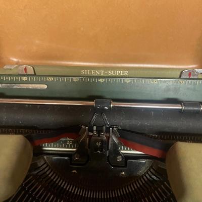 1950s Smith Corona Silent-Super Portable Typewriter (W-MG)