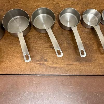 Sale Photo Thumbnail #154: 6-piece set with 7th piece (bonus scoop). In good used condition