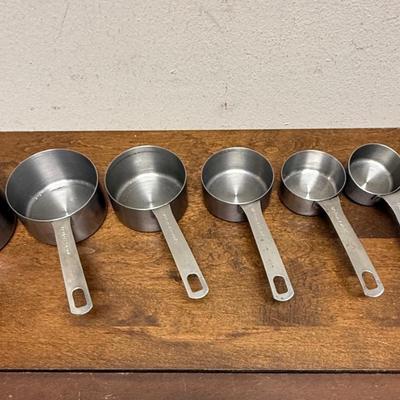 Sale Photo Thumbnail #155: 6-piece set with 7th piece (bonus scoop). In good used condition