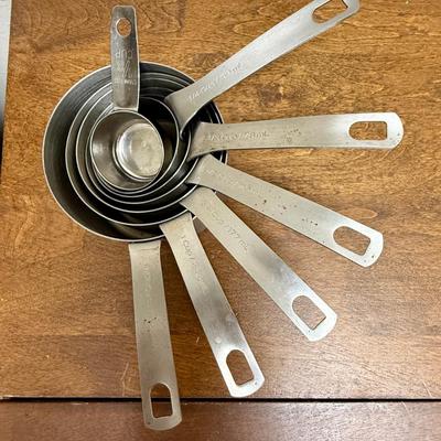 Sale Photo Thumbnail #153: 6-piece set with 7th piece (bonus scoop). In good used condition