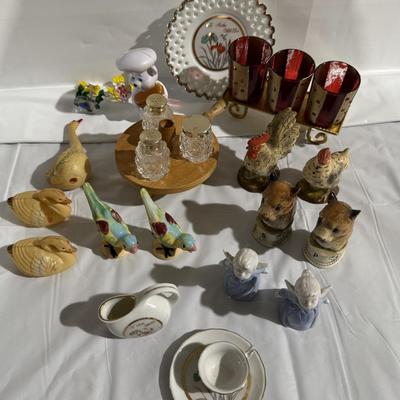 Vintage Lot includes Slt/Pepper shakers.