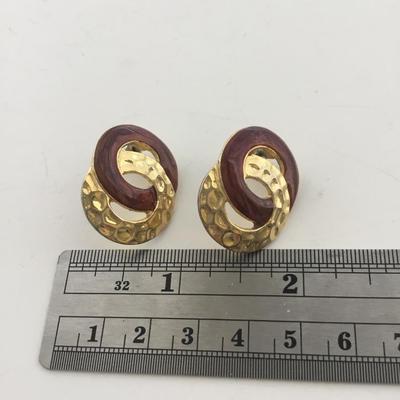 Gold tone unmarked brown earrings