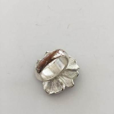 Black flower fashion rusty ring