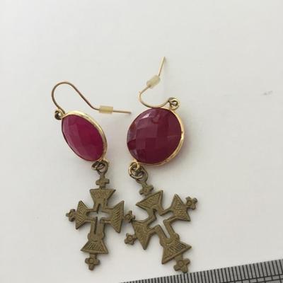 Gold tone pink center dangle fashion earrings