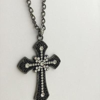 Beautiful cross rhinestone statement necklace