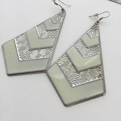 Silver tone dangle fashion earrings