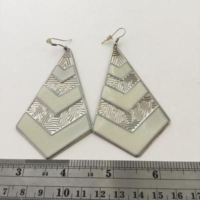 Silver tone dangle fashion earrings