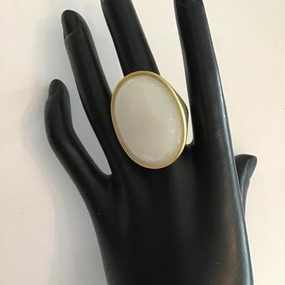 Beautiful glow by Sheila, FajI , vintage chunky polished gold tone ring with moonstone