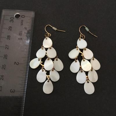 Cute vintage shell dangle earrings