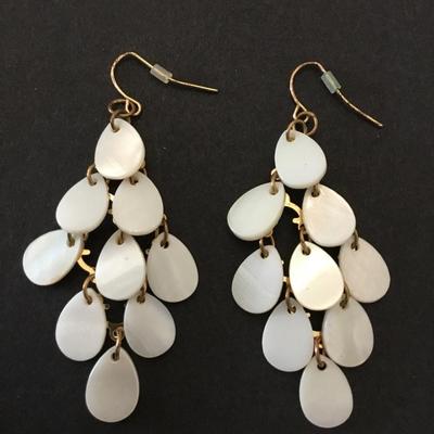 Cute vintage shell dangle earrings