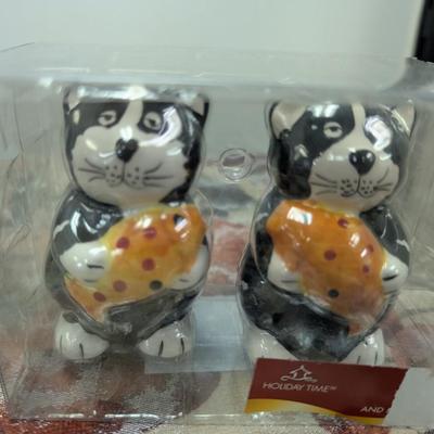 Sale Photo Thumbnail #63: Miniature beer stein shakes and NIB black and white cat salt shakers.