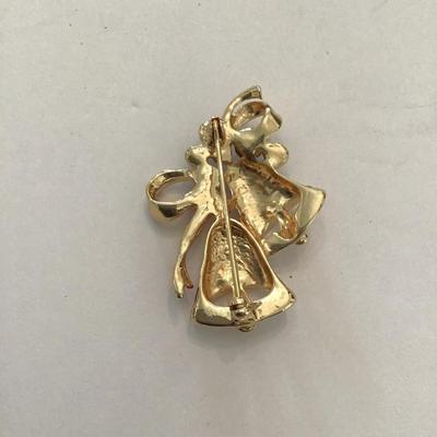 Very nice, Gold tone, multi colored rhinestone Christmas lapel pin brooch