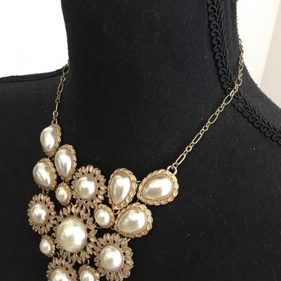 Beautiful faux pearl statement necklace