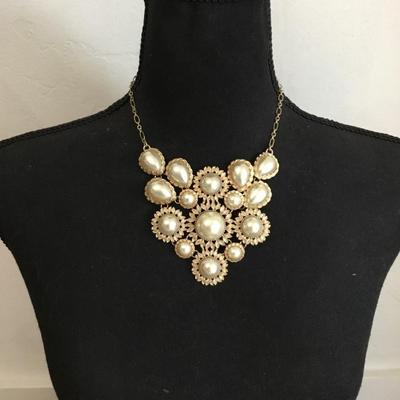 Beautiful faux pearl statement necklace