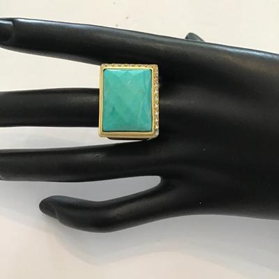 Beautiful vintage, Sheila FajI glow fashion statement ring with faceted turquoise