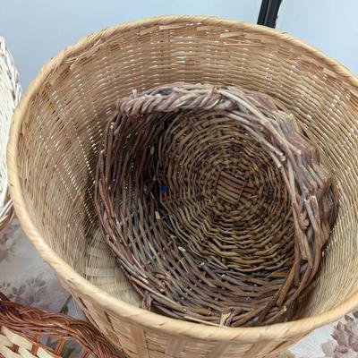 Sale Photo Thumbnail #83: Assortment of baskets.