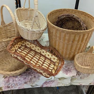 Sale Photo Thumbnail #82: Assortment of baskets.